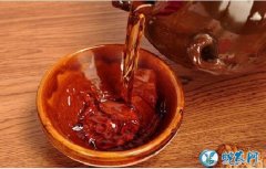 黑蚂蚁酒的功效与作用？蚂蚁酒适合什么...